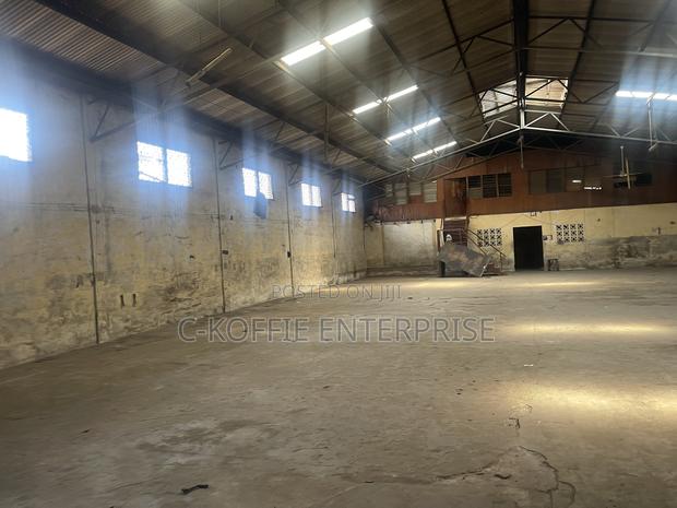 1500 SQM Warehouse With Offices at Circle for Rent · Photo 3