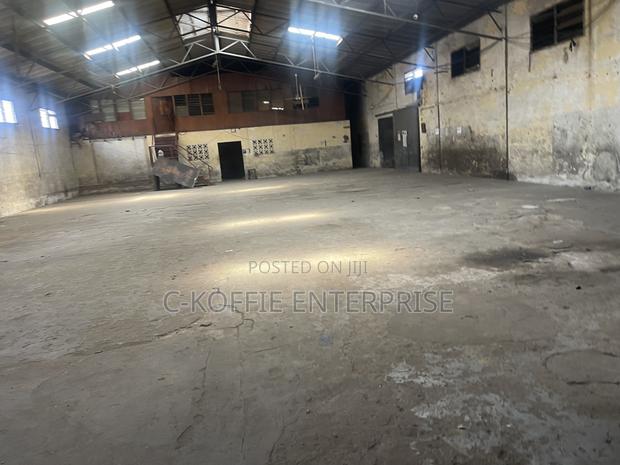 1500 SQM Warehouse With Offices at Circle for Rent · Photo 2