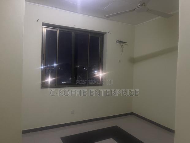 1500 SQM Warehouse With Offices at Circle for Rent · Photo 4