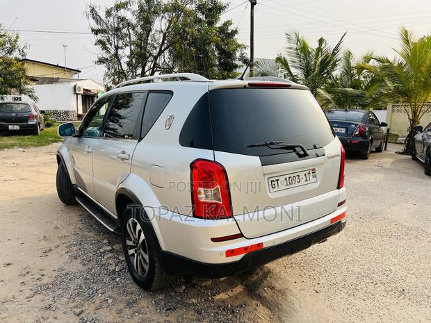 SsangYong Rexton 2016 Silver · Photo 4