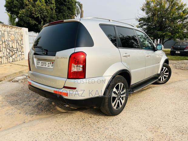 SsangYong Rexton 2016 Silver · Photo 3