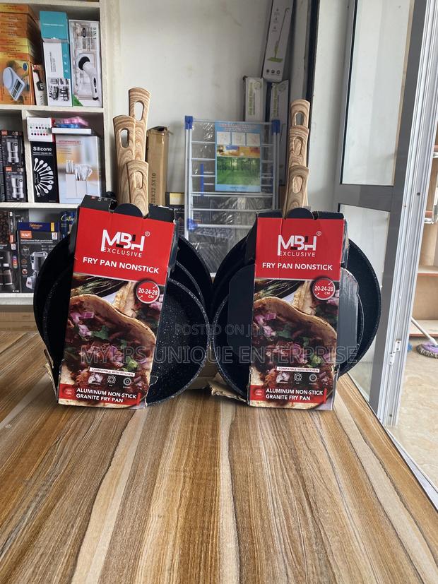 3pcs Frying Pan With Wooden Handles · Photo 1