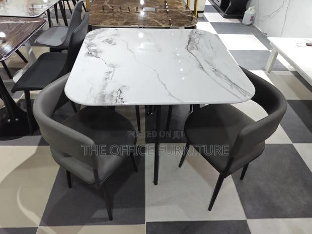 White Marble Cute Dining Table · Photo 1