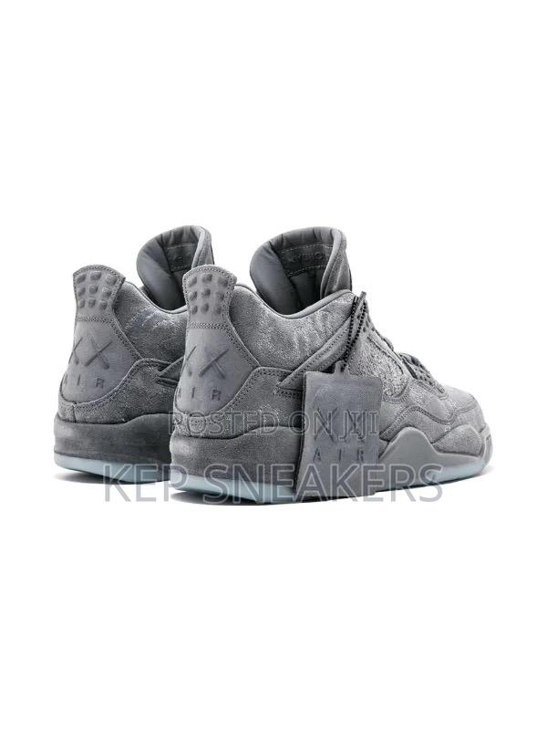 Air Jordan 4 Retro “Suede Kaws Cool Grey” · Photo 2