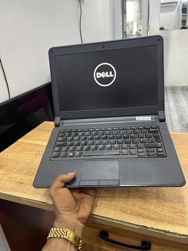 Laptop Dell Latitude 3350 4GB Intel HDD 320GB · Photo 1
