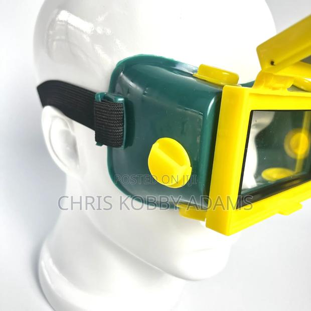 Auto Darkening Welding Goggles – Strong Eye Protection · Photo 1