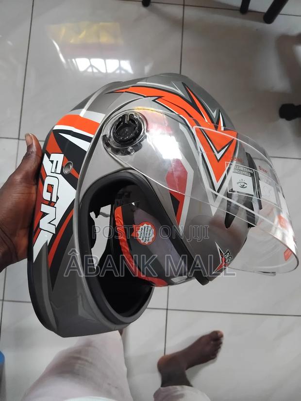 Adult Motor Helmet · Photo 1