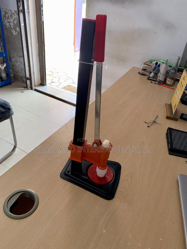 Perfume Capping Machine · Photo 2