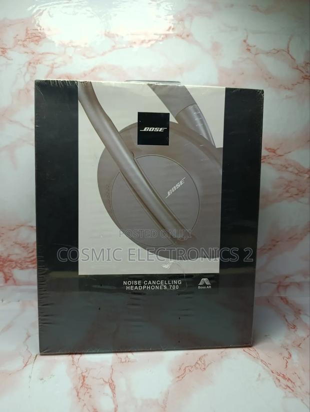 Bose Noise Cancelling Headphones 700 · Photo 1