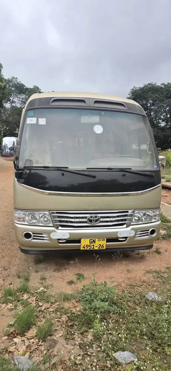 Toyota Coaster 2016 Gold · Photo 1