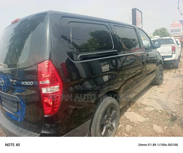 Hyundai Starex 2012 Black · Photo 2