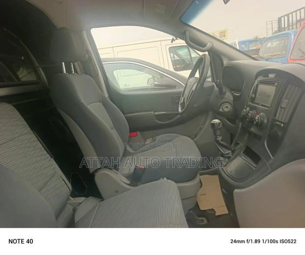 Hyundai Starex 2012 Black · Photo 4