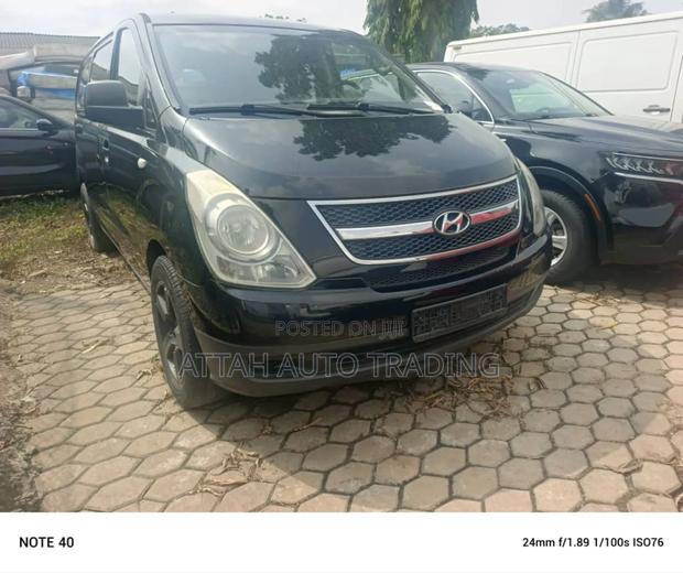 Hyundai Starex 2012 Black · Photo 1