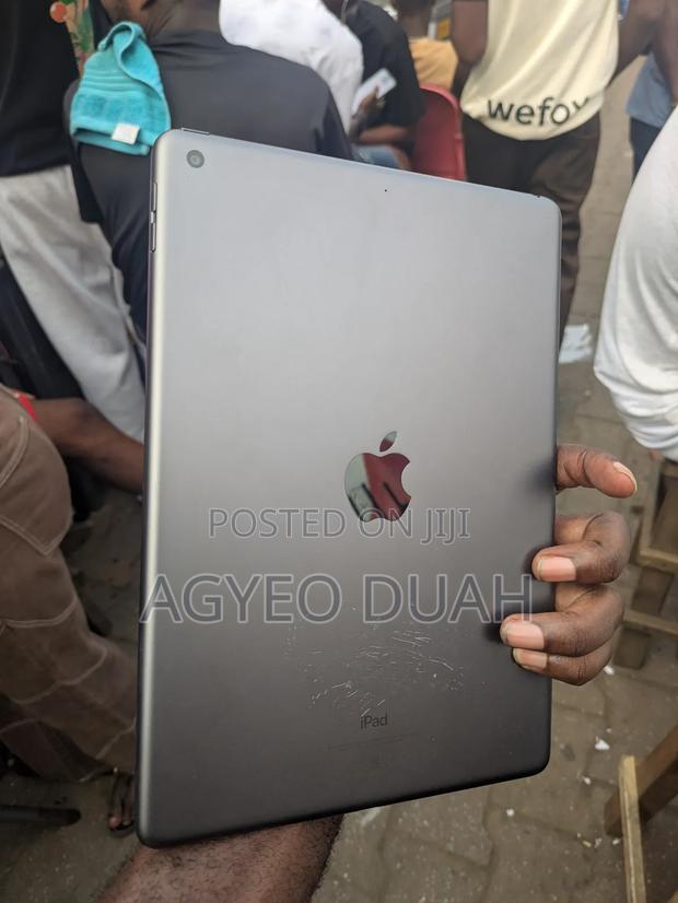 Apple iPad 10.2 (2021) 64 GB Gray · Photo 1