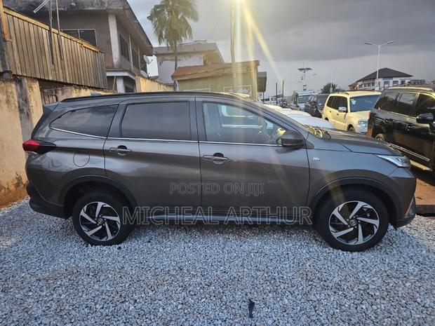 Toyota Rush 2021 Silver · Photo 6