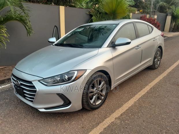 Hyundai Elantra SE 2018 Silver · Photo 3