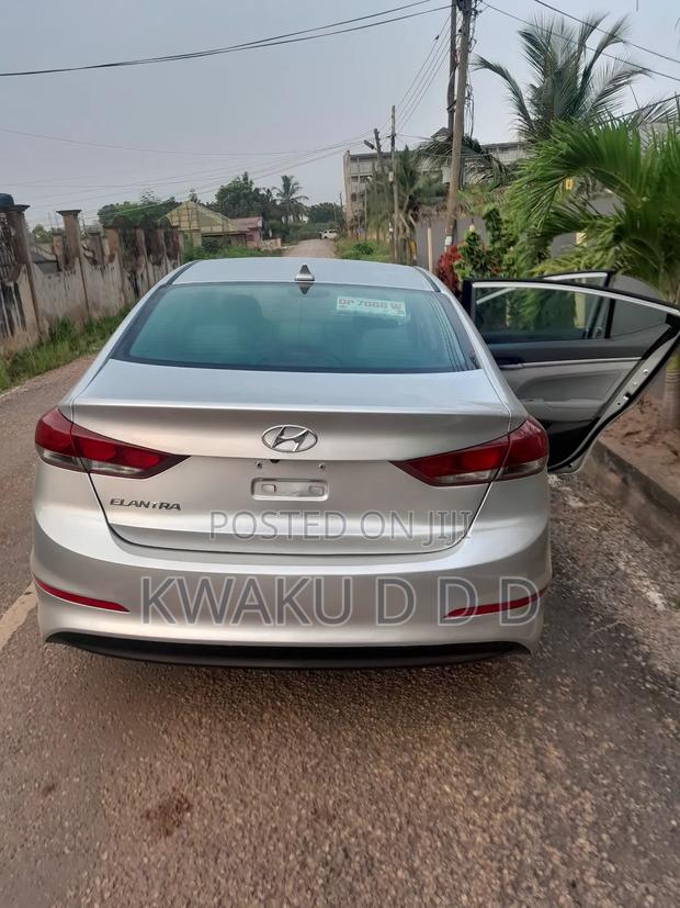 Hyundai Elantra SE 2018 Silver · Photo 7