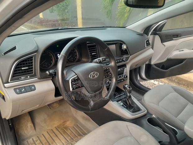 Hyundai Elantra SE 2018 Silver · Photo 8