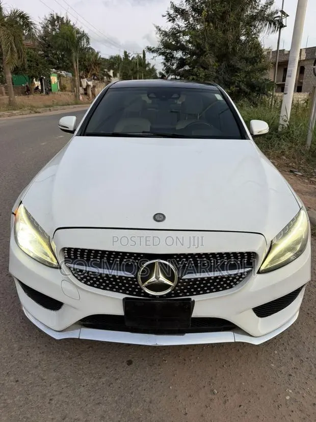 Mercedes-Benz C300 Base AWD 4Matic Sedan (2.0L 4cyl 7A) 2015 White · Photo 1