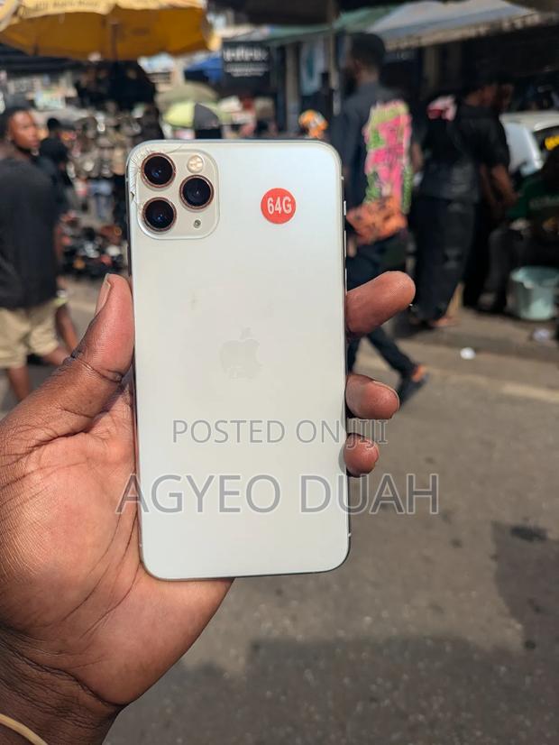 Apple iPhone 11 Pro Max 64 GB White · Photo 3