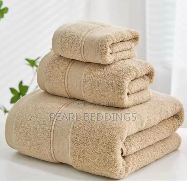 Luxurious Beautiful 3pcs Quality Bath And Hand Towels Set Available · Photo 1