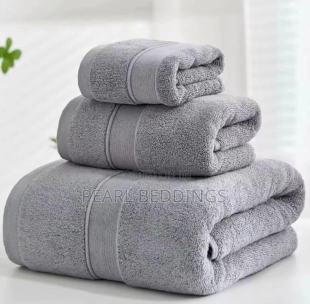 Luxurious Beautiful 3pcs Quality Bath And Hand Towels Set Available · Photo 2