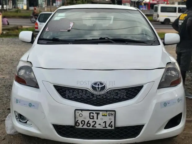 Toyota Yaris 2010 White · Photo 1