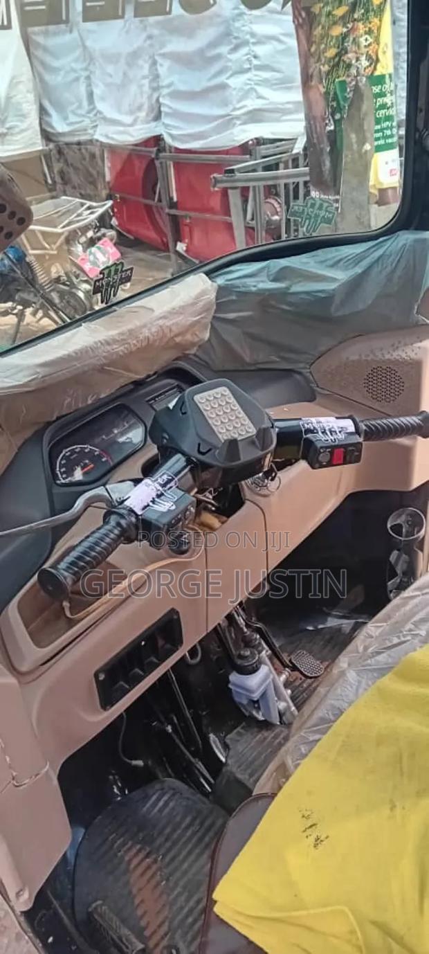 Bajaj RE 2026 Black · Photo 2