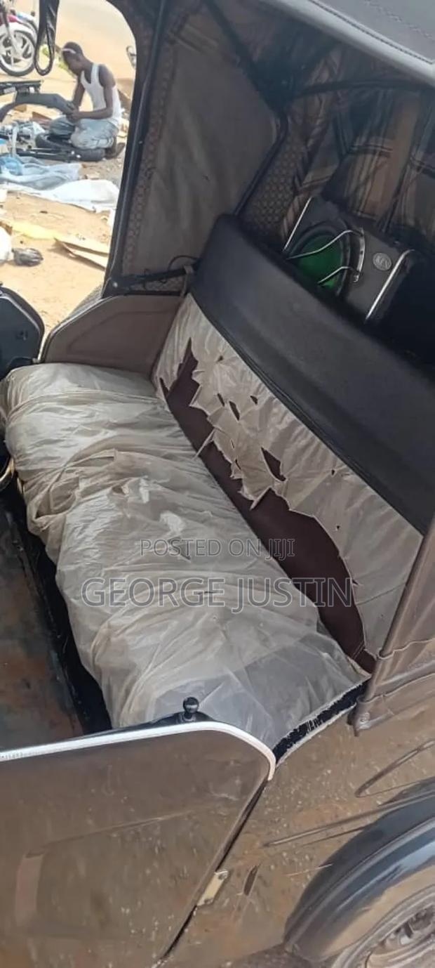 Bajaj RE 2026 Black · Photo 3
