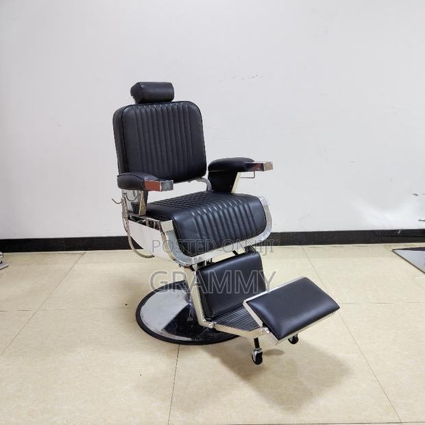 New Classic Adjustable Hydraulic Barber Chair · Photo 1