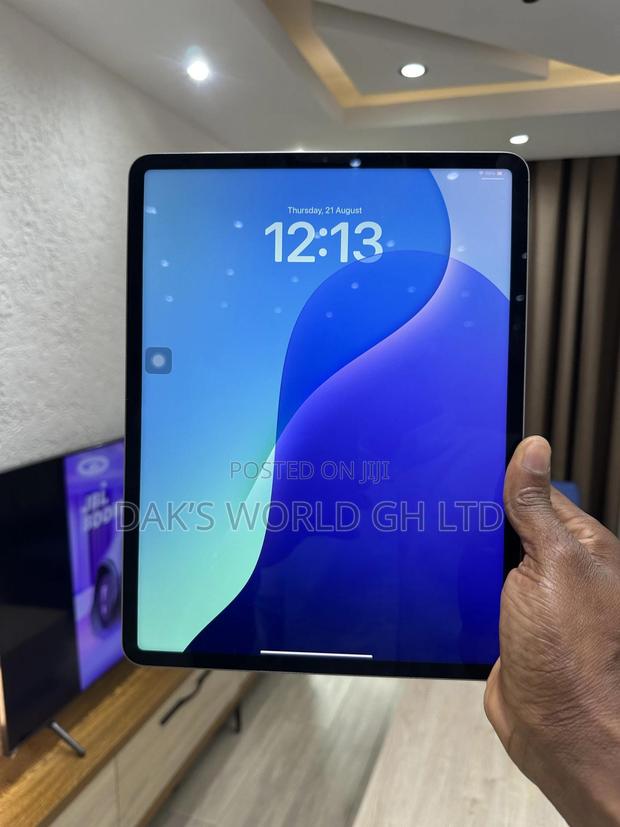 Apple iPad Pro 12.9 (2022) 128 GB Gray · Photo 2