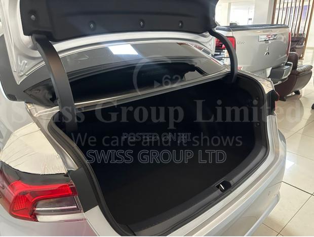 New Toyota Corolla 2023 Silver · Photo 5