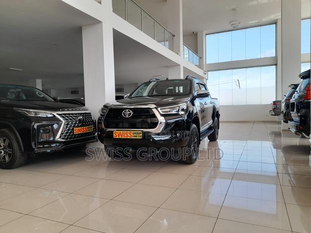 New Toyota Hilux 2025 Black · Photo 2
