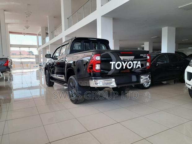 New Toyota Hilux 2025 Black · Photo 3