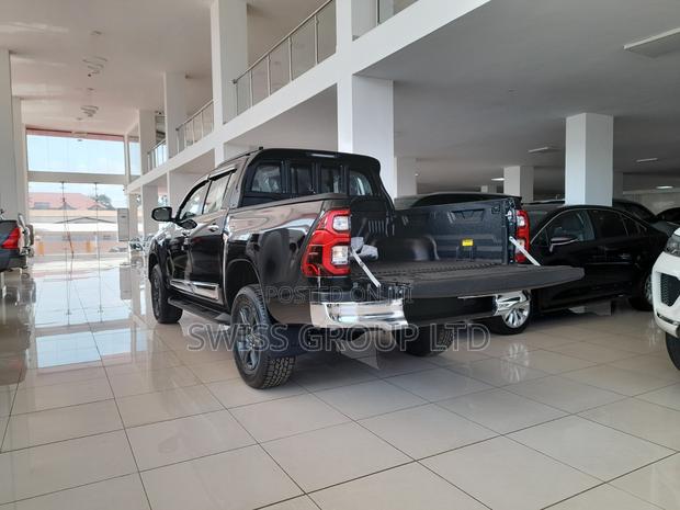 New Toyota Hilux 2025 Black · Photo 5