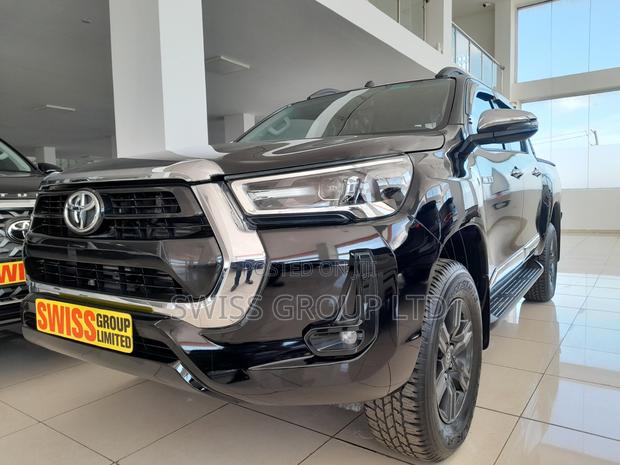New Toyota Hilux 2025 Black · Photo 6