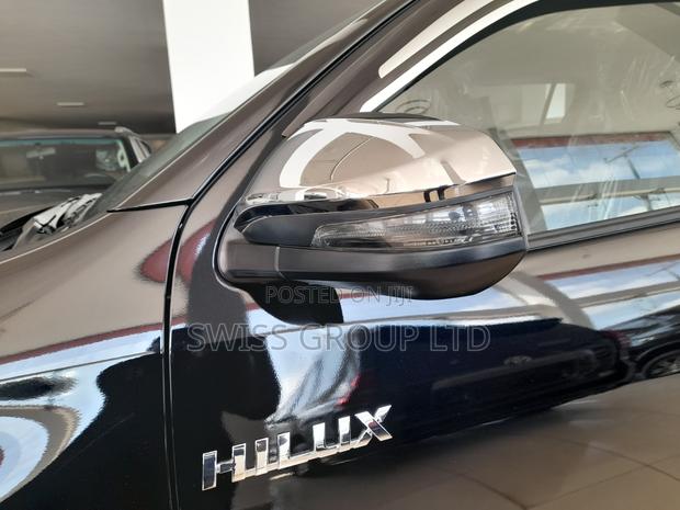 New Toyota Hilux 2025 Black · Photo 7