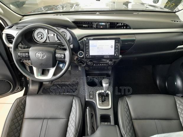 New Toyota Hilux 2025 Black · Photo 8