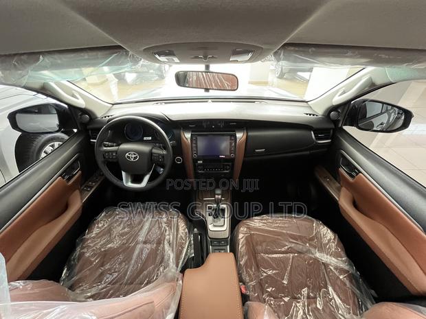 New Toyota Fortuner 2025 Beige · Photo 2