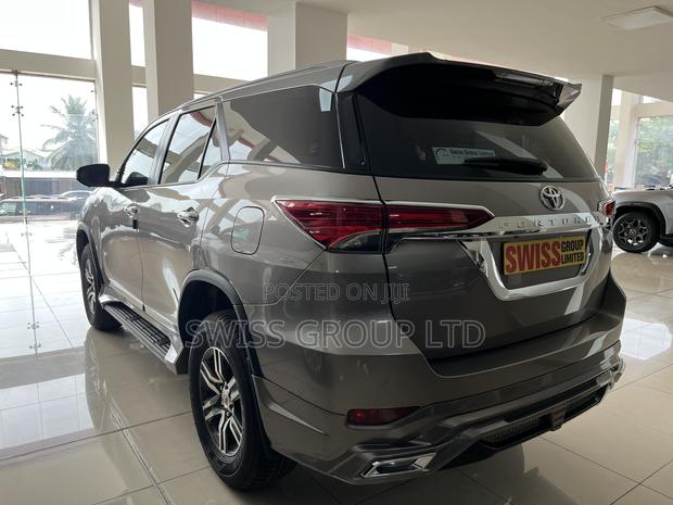 New Toyota Fortuner 2025 Beige · Photo 4