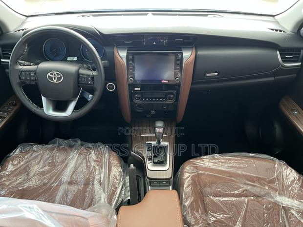 New Toyota Fortuner 2025 Beige · Photo 5