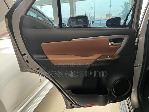 New Toyota Fortuner 2025 Beige · Photo 7