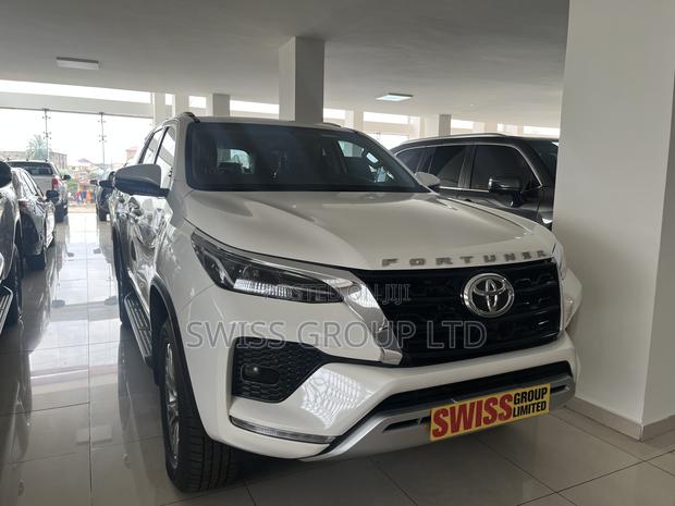 New Toyota Fortuner 2025 White · Photo 2