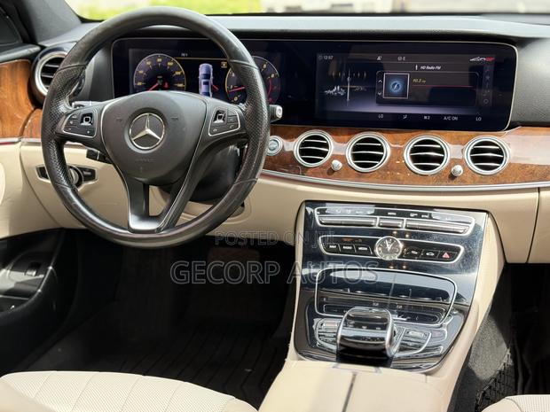 Mercedes-Benz E300 2018 Blue · Photo 3
