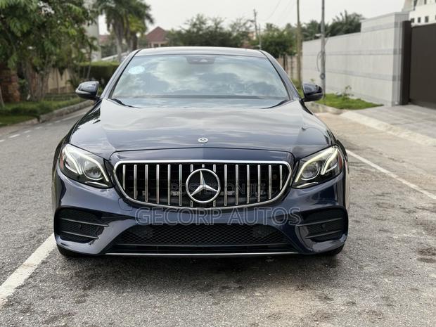 Mercedes-Benz E300 2018 Blue · Photo 2