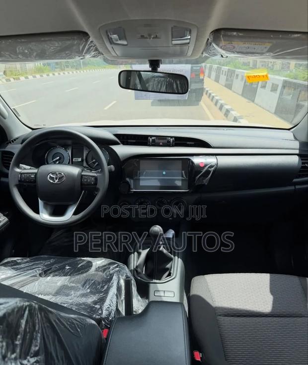 New Toyota Hilux 2023 White · Photo 2