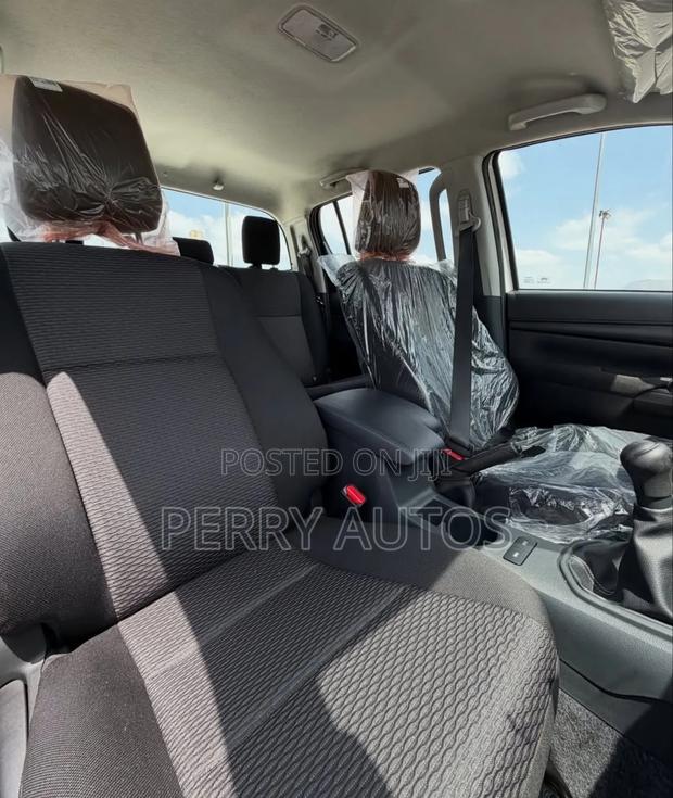 New Toyota Hilux 2023 White · Photo 3