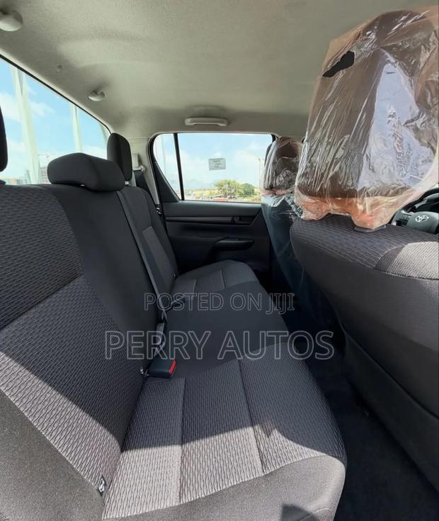 New Toyota Hilux 2023 White · Photo 4