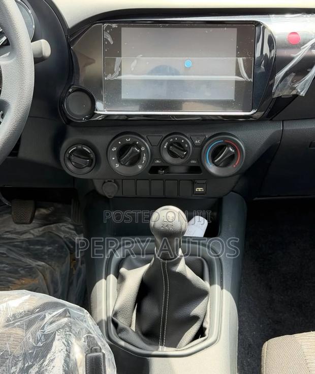 New Toyota Hilux 2023 White · Photo 5
