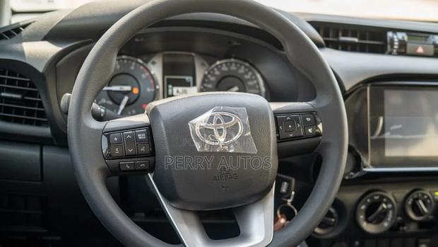 New Toyota Hilux 2023 White · Photo 6